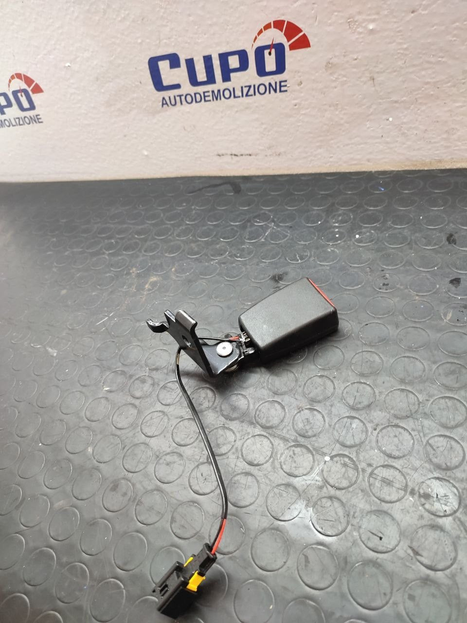 Attacco cintura posteriore sinistra Alfa Romeo Giulietta cod 34072771 - F&amp;P CRASH SRLS - Ricambi Usati
