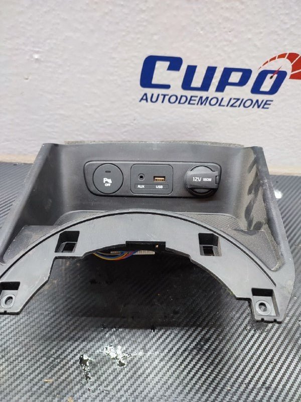 Console Porta usb / aux KIA SPORTEG cod: 84631-3U010 - F&amp;P CRASH SRLS - Ricambi Usati