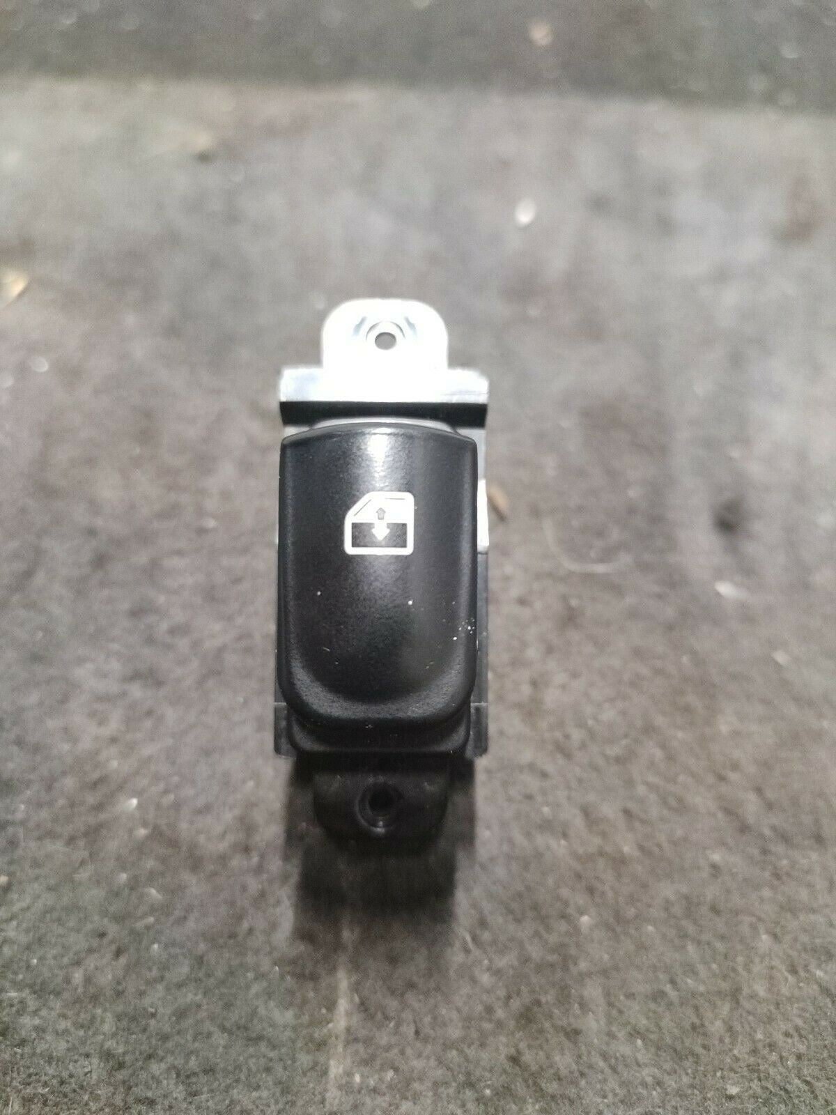 INTERRUTTORE ALZACRISTALLI ANTERIORE DESTRA HYUNDAI i20 PB 202005491 935801j000 - F&amp;P CRASH SRLS - Ricambi Usati