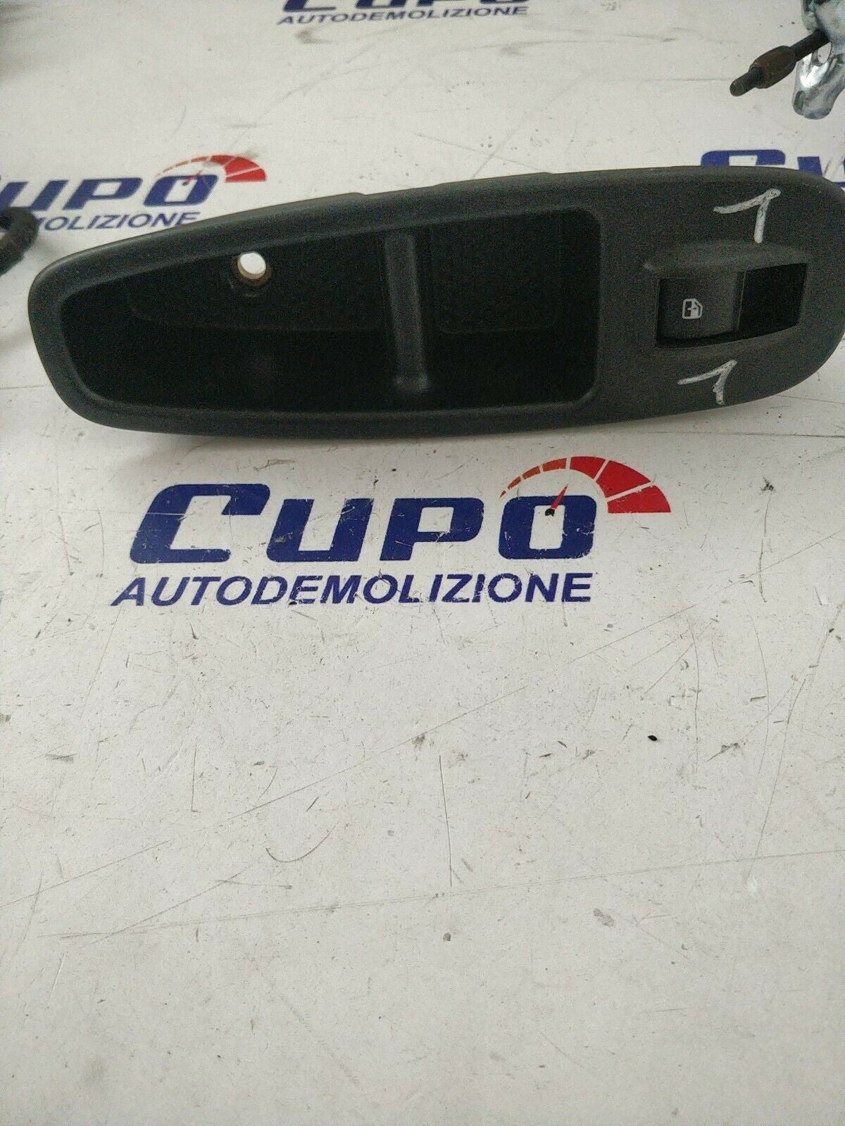 Interruttore Pulsante Alzavetro Anteriore Dx Fiat 500L 735600120 - 7355897380 - F&P CRASH SRLS - Ricambi Usati