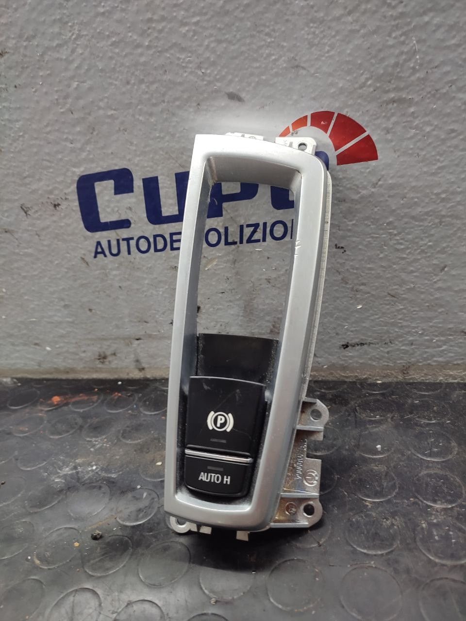 Interruttore pulsante freno di stazionamento Bmw serie 5 ( F10 / F11 - 2015 ) cod 9355233-01 - F&P CRASH SRLS - Ricambi Usati