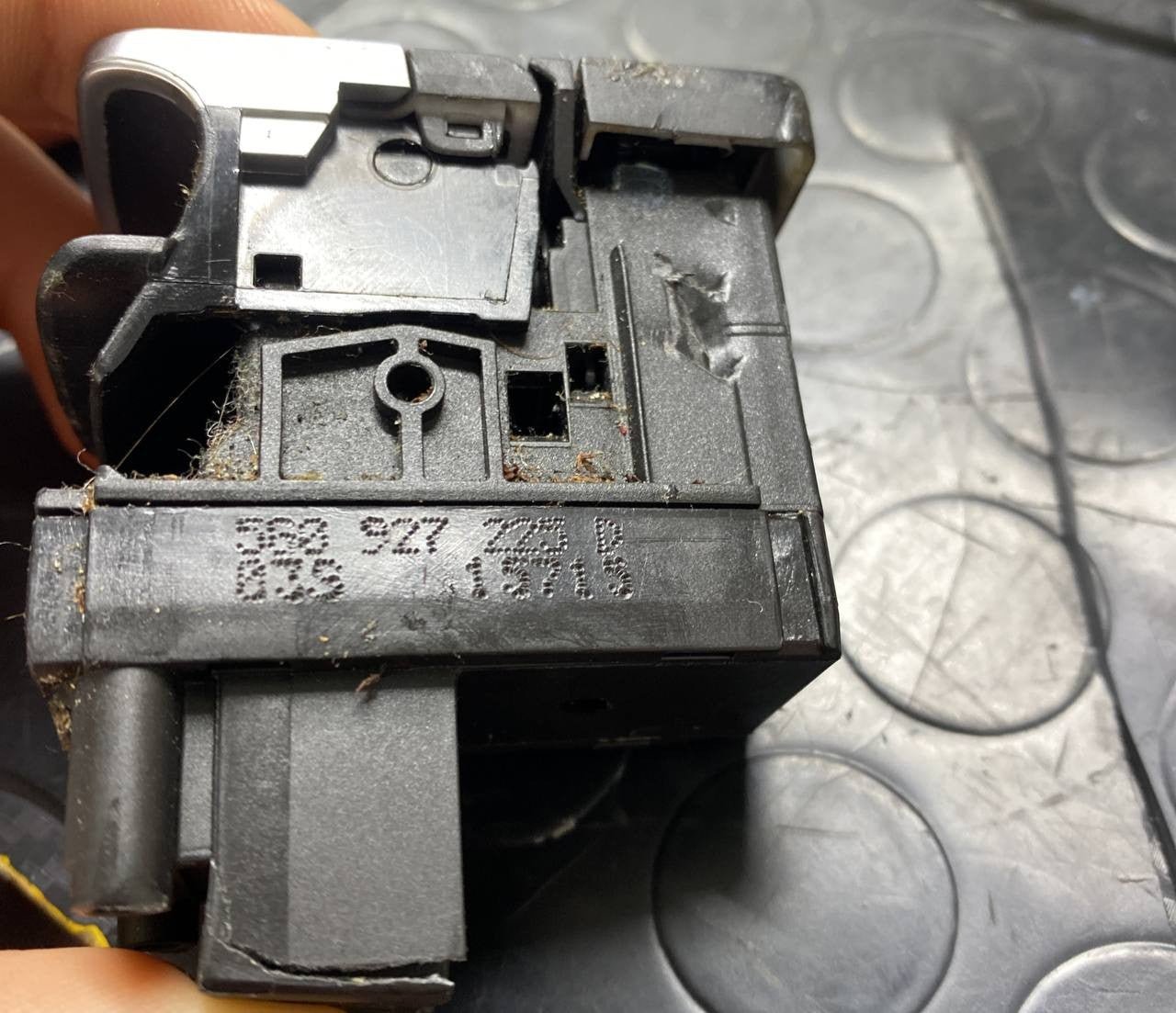 Interruttore pulsante freno di stazionamento Volkswagen Golf VII cod:5g2927225d - F&P CRASH SRLS - Ricambi Usati