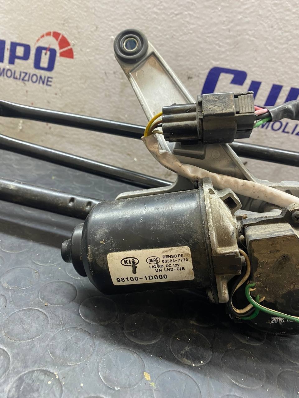 Motorino Tergicristallo anteriore Kia Carens III cod: 98100-1d000 - F&P CRASH SRLS - Ricambi Usati