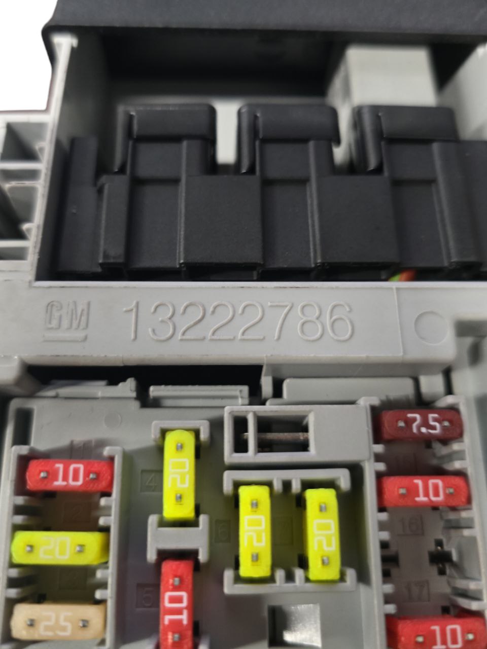 Opel Insignia Sicherungsschachtel für 2.0 Diesel (2008-2017) Kabeljau: 13222786