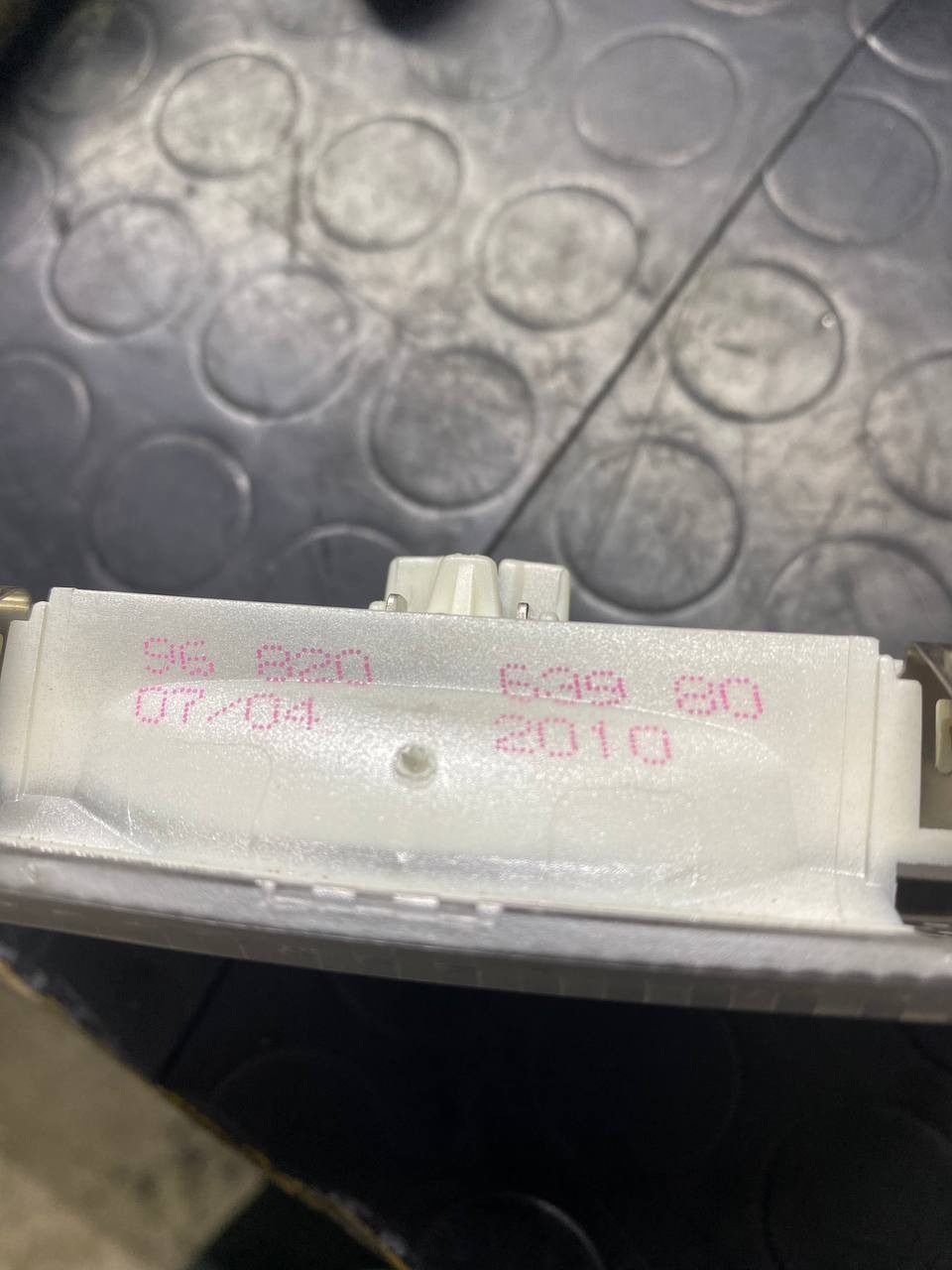 Plafoniera luce interna abitacolo Citroen C3 Picasso cod: 9682063980 - F&P CRASH SRLS - Ricambi Usati