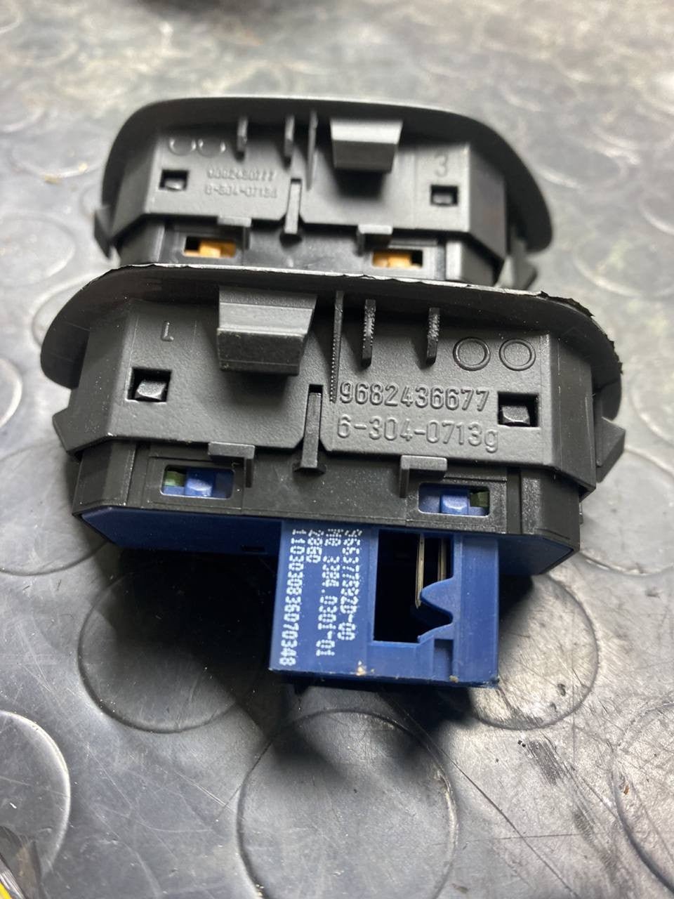 Pulsanti interruttori interni Citroeen c5 cod:9682436777 63040713d 63040713g 9682436677 - F&P CRASH SRLS - Ricambi Usati