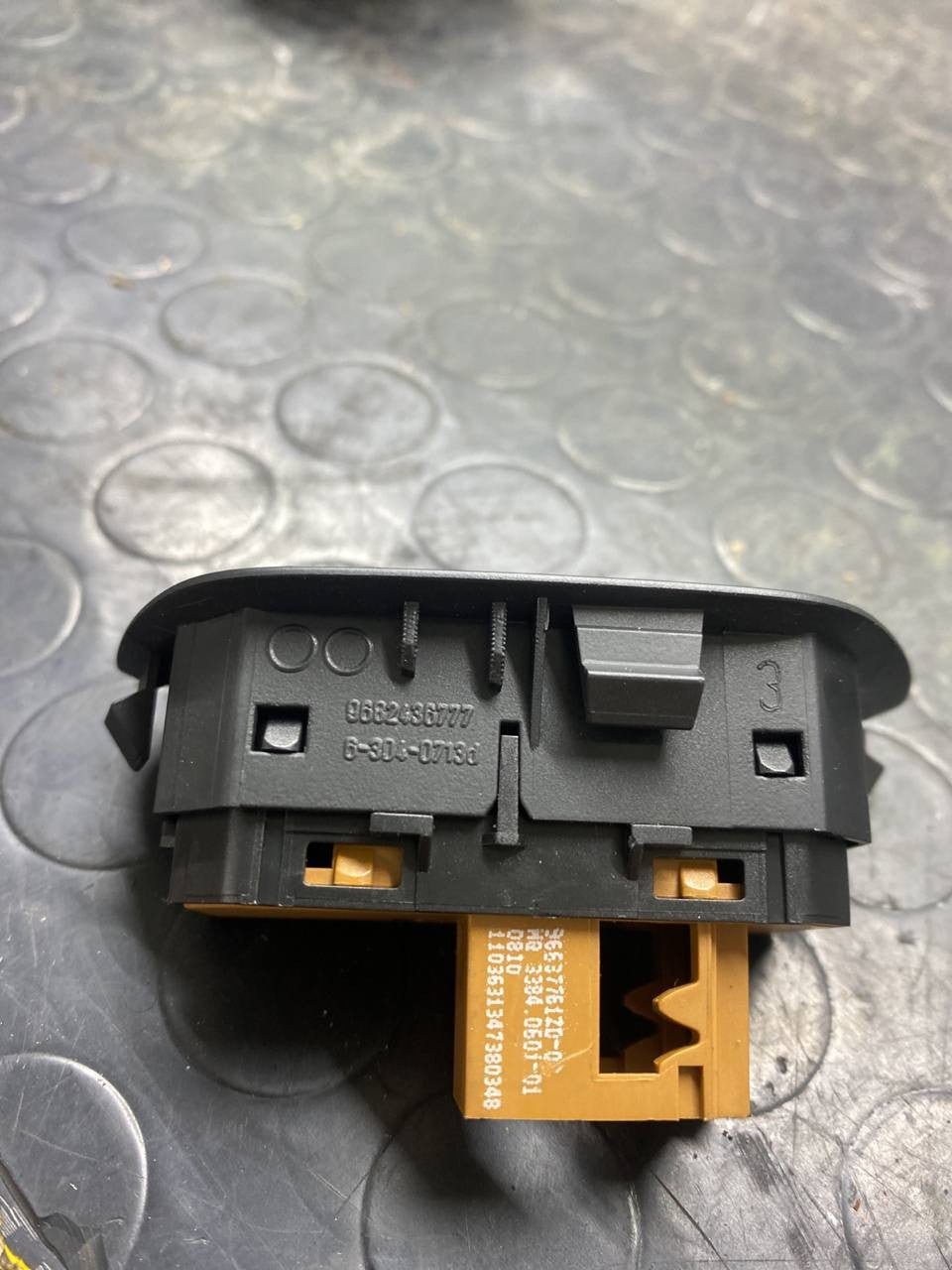 Pulsanti interruttori interni Citroeen c5 cod:9682436777 63040713d 63040713g 9682436677 - F&P CRASH SRLS - Ricambi Usati