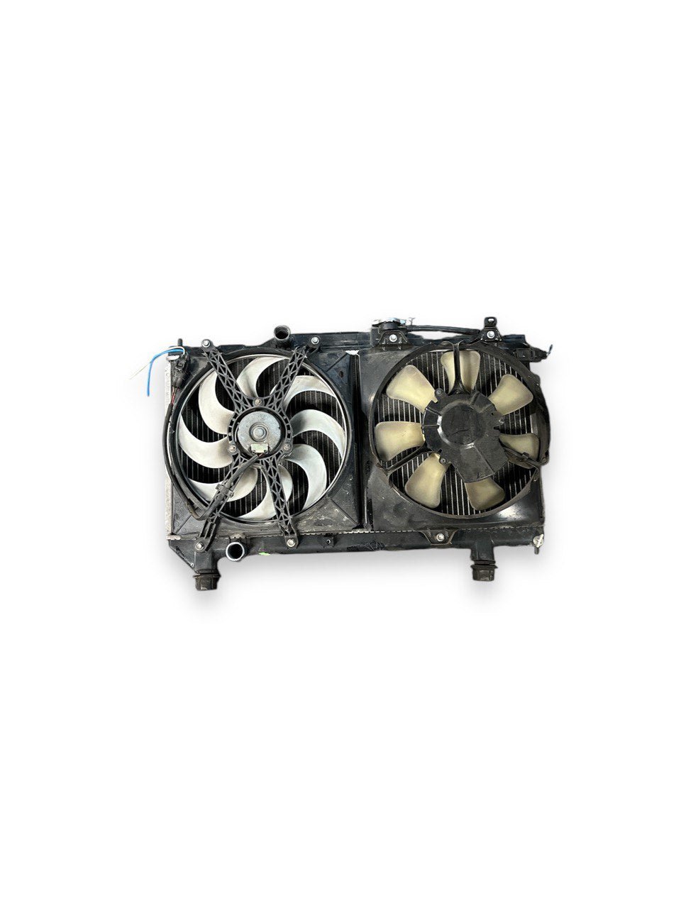 Radiatore / Condensatore clima con elettroventola Toyota Avensis 1.6 benzina cod.8845005070 (1997 - 2003) - F&P CRASH SRLS - Ricambi Usati