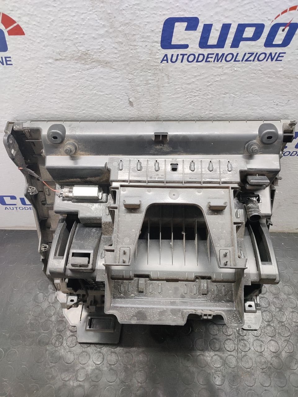 Vano Portaoggetti Volkswagen Tiguan II Serie (2018) Cod:5NB.857.097.C - F&P CRASH SRLS - Ricambi Usati