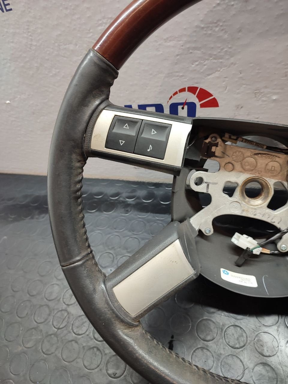 Volante sterzo Chrysler 300c anno 2007 - F&P CRASH SRLS - Ricambi Usati